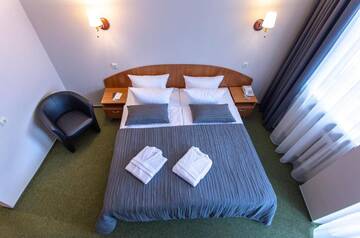 Фото номера Двухместный номер с 1 кроватью и балконом Отель Pusynas Hotel &amp; SPA Druskininkai г. Друскининкай 6