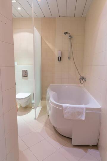 Фото номера Трехместный номер с балконом Отель Pusynas Hotel &amp; SPA Druskininkai г. Друскининкай 3