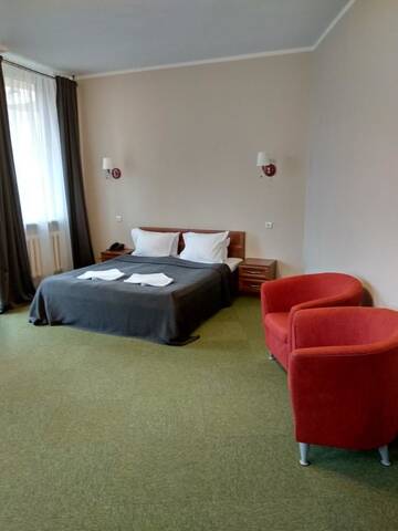 Фото номера Трехместный номер с балконом Отель Pusynas Hotel &amp; SPA Druskininkai г. Друскининкай 4